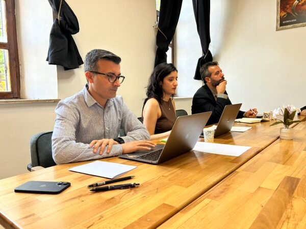 Sınırların Ötesinde: Kürt Gençliği, Aidiyet ve Çok Kutuplu Dünyada Ulusötesi Kimlikler